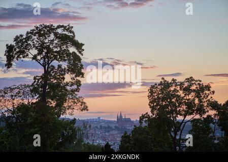 Blick auf den Sonnenuntergang der Prager Stadtlandschaft im Sommer vom Riegrovy Sady Park im Vinohrady-Viertel in Prag, Hauptstadt der Tschechischen Republik am 22. Juli 2024 Stockfoto