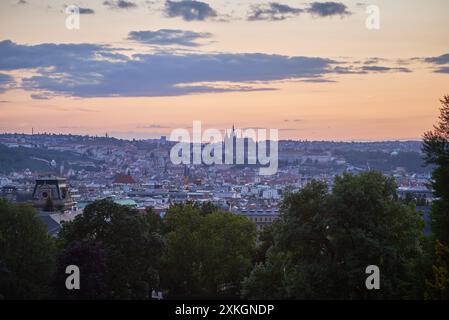 Blick auf den Sonnenuntergang der Prager Stadtlandschaft im Sommer vom Riegrovy Sady Park im Vinohrady-Viertel in Prag, Hauptstadt der Tschechischen Republik am 22. Juli 2024 Stockfoto