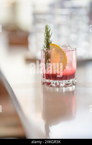 Granatapfel-Rosmarin-infundiertes Wasser. Sommercocktails. Stockfoto