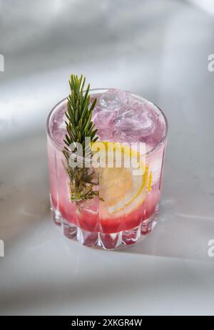 Granatapfel-Rosmarin-infundiertes Wasser. Sommercocktails. Stockfoto