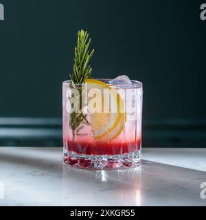 Granatapfel-Rosmarin-infundiertes Wasser. Sommercocktails. Stockfoto