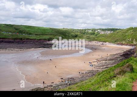 The Beach at Manorbier ist ein Dorf, Gemeinde und Gemeinde an der Südküste von Pembrokeshire, Wales. Stockfoto