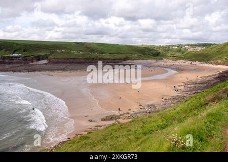 The Beach at Manorbier ist ein Dorf, Gemeinde und Gemeinde an der Südküste von Pembrokeshire, Wales. Stockfoto