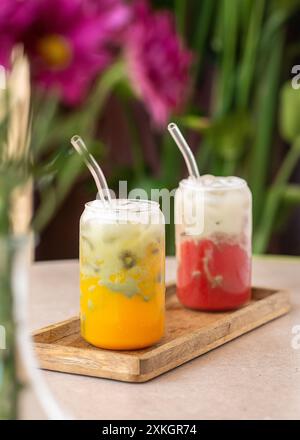 Passionsfrucht und Erdbeereisgetränk. Kaltes Getränk im Sommer. Vegetarisches Getränk. Selektiver Fokus. Stockfoto