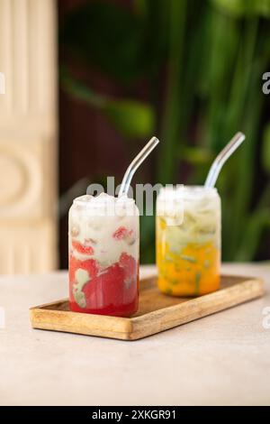 Passionsfrucht und Erdbeereisgetränk. Kaltes Getränk im Sommer. Vegetarisches Getränk. Selektiver Fokus. Stockfoto
