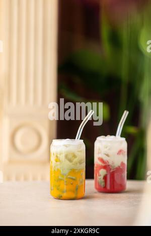 Passionsfrucht und Erdbeereisgetränk. Kaltes Getränk im Sommer. Vegetarisches Getränk. Selektiver Fokus. Stockfoto