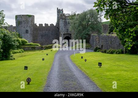 Manorbier Castle liegt im Dorf, Gemeinde und Gemeinde an der Südküste von Pembrokeshire, Wales. Stockfoto