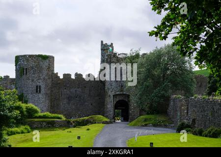 Manorbier Castle liegt im Dorf, Gemeinde und Gemeinde an der Südküste von Pembrokeshire, Wales. Stockfoto