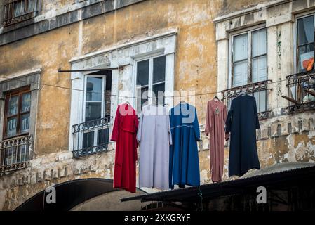 Kleider hängen auf einem Straßenmarkt, Istanbul, Türkei Stockfoto