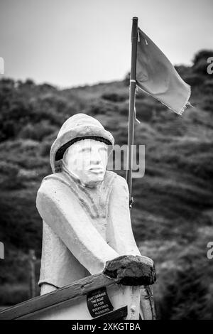 The Repus, Ein restaurierter fischerkessel mit Skulpturen von Steve Iredale und Richard Baker, im Skinningrove Village, North Yorkshire, Stockfoto