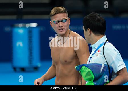 Paris, Frankreich. Juli 2024. Taku Taniguchi vom Team Japan spricht mit seinem Trainer während des Schwimmtrainings in der La Defense Arena in Paris, Frankreich am Dienstag, den 23. Juli 2024. Die Eröffnungszeremonie findet am 26. Juli statt, 100 Jahre nach dem letzten Austragungsort der Spiele in Paris. Foto: Richard Ellis/UPI Credit: UPI/Alamy Live News Stockfoto