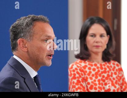 Berlin, Deutschland. Juli 2024. Außenminister Annalena Baerbock (r, Allianz 90/die Grünen) und Außenminister der Niederlande Caspar Veldkamp (l) beantworten nach ihrem Treffen im Auswärtigen Amt Fragen von Journalisten. Quelle: Soeren Stache/dpa/Alamy Live News Stockfoto