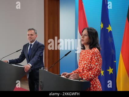 Berlin, Deutschland. Juli 2024. Außenminister Annalena Baerbock (r, Allianz 90/die Grünen) und Außenminister der Niederlande Caspar Veldkamp (l) beantworten nach ihrem Treffen im Auswärtigen Amt Fragen von Journalisten. Quelle: Soeren Stache/dpa/Alamy Live News Stockfoto