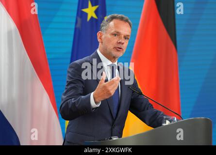 Berlin, Deutschland. Juli 2024. Der niederländische Außenminister Caspar Veldkamp beantwortet Fragen von Journalisten nach seinem Treffen mit Bundesaußenminister Baerbock bei einer gemeinsamen Pressekonferenz im Auswärtigen Amt. Quelle: Soeren Stache/dpa/Alamy Live News Stockfoto