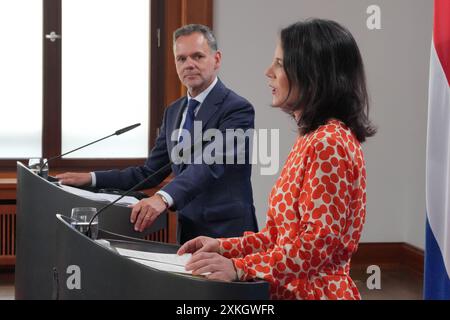 Berlin, Deutschland. Juli 2024. Außenminister Annalena Baerbock (r, Allianz 90/die Grünen) und Außenminister der Niederlande Caspar Veldkamp (l) beantworten nach ihrem Treffen im Auswärtigen Amt Fragen von Journalisten. Quelle: Soeren Stache/dpa/Alamy Live News Stockfoto