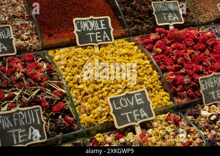 Markt mit verschiedenen Arten von Tee, Kräutern, Pflanzen und getrocknete Blumen Stockfoto