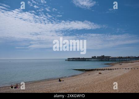 Einheimische genießen einen Nachmittag in der Sommersonne am hastings Beach, East Sussex Stockfoto