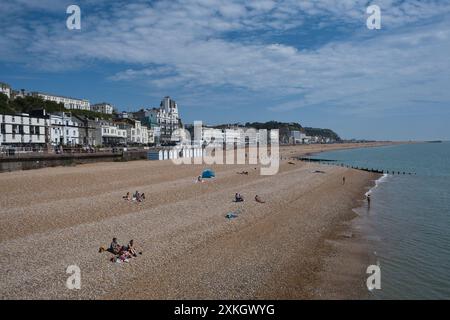 Einheimische genießen einen Nachmittag in der Sommersonne am hastings Beach, East Sussex Stockfoto