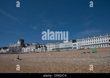Einheimische genießen einen Nachmittag in der Sommersonne am hastings Beach, East Sussex Stockfoto