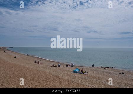 Einheimische genießen einen Nachmittag in der Sommersonne am hastings Beach, East Sussex Stockfoto
