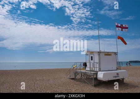 Im Frühsommer hütet sich die Rettungsschwimmer am Hasting Beach in East Sussex Stockfoto