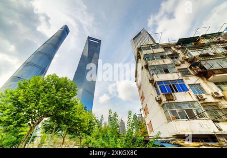 Altes Haus umgeben von modernen Wolkenkratzern in Shanghai, China Stockfoto