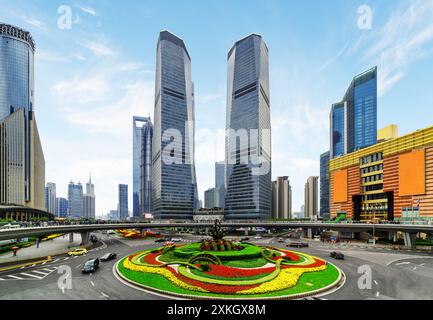 Wolkenkratzer und buntes Blumenbeet am Mingzhu Kreisverkehr Stockfoto