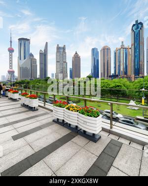 Blick auf Wolkenkratzer und Park, Pudong New District, Shanghai Stockfoto