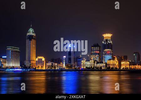 Nächtlicher Blick auf die Skyline von Bund (Waitan) von Pudong Side, Shanghai Stockfoto