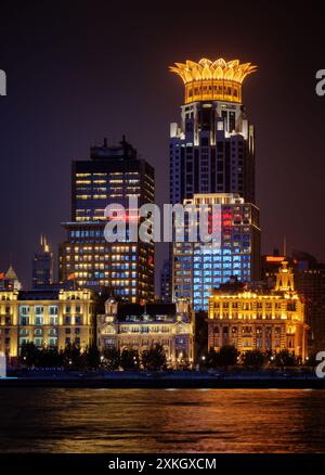 Nachtansicht auf den Bund (Waitan) mit dem Bund Center Turm Stockfoto
