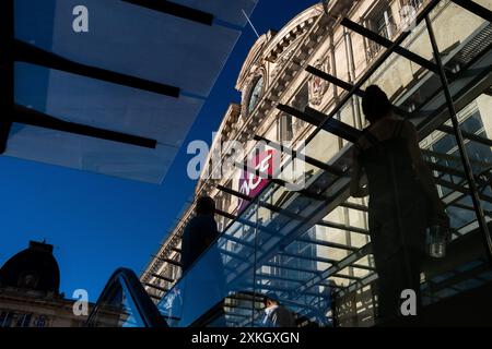 Silhouette der Reisenden vor der Fassade des SNCF-Bahnhofs Toulouse Matabiau im Departement Haute-Garonne in der Region Occitanie Stockfoto