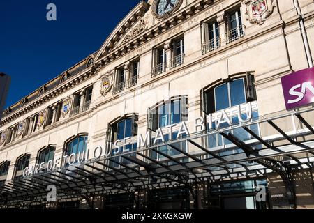 SNCF-Bahnhof Facad of Toulouse Matabiau im Département Haute-Garonne in der französischen Region Occitanie am 2. August 2022. Fassade de la Stockfoto