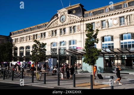 Reisende vor der Fassade des SNCF-Bahnhofs Toulouse Matabiau im Departement Haute-Garonne in der Region Occitanie in Frankreich am 2 Stockfoto