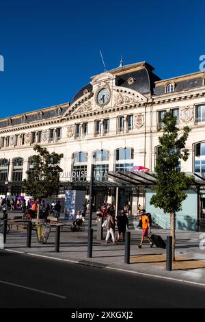 Reisende vor der Fassade des SNCF-Bahnhofs Toulouse Matabiau im Departement Haute-Garonne in der Region Occitanie in Frankreich am 2 Stockfoto