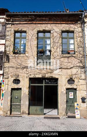 Kunstgalerie in der ländlichen Gemeinde Carla-Bayle im Département Ariege in der Region Occitanie in Frankreich am 2. August 2022. Gallerie d Art dans l Stockfoto