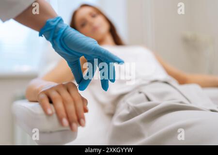 Abgeschnittener Shot eines nicht erkennbaren Akupunkturmeisters, der nach dem trockenen Nadeln die Heilungsnadeln aus dem Arm des Patienten entfernt. Alternative Therapie zur Stressreduzierung Stockfoto