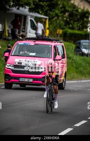 ALBERTO BETTIOL of EF EDUCATION - EASYPOST Cycling in der Tour de France Stage 7 TT, zwischen Nuits-Saints-Georges und Gevrey-Chambertin, 24.05.07.24. Stockfoto