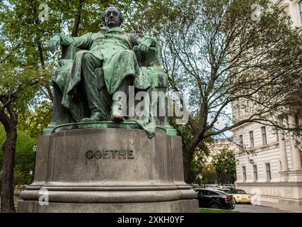 Wien, Österreich, 21. August 2022. Aufgenommen mit einem ikonischen Straßenbild der Goethe-Gedenkstatue. Touristenattraktionen. Stockfoto