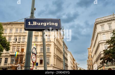 Wien, Österreich, 21. August 2022. Konzeptionelle Aufnahme mit der Anzeige des Burgring: Die runde Fußgängerroute, die Sie zu den schönsten führt Stockfoto