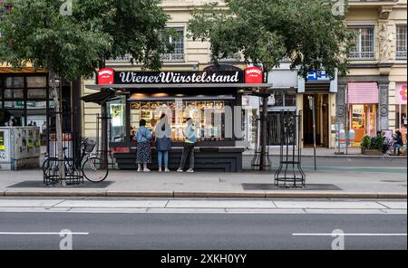 Wien, Österreich, 21. August 2022. Aufgenommen mit einem ikonischen Bild von Street Food in der Stadt: Ein Wurstbrötchenstand. Stockfoto