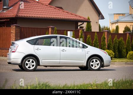 Berlin, Deutschland - 3. Mai 2024: Toyota Prius XW20 2009 Hybrid-Elektroauto außer Fokus ländlicher Hintergrund, Ansicht von rechts Stockfoto