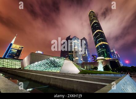 Nachtblick auf das Guangzhou Opernhaus und die Wolkenkratzer Stockfoto