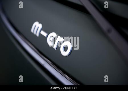 Microlino – Elektroauto-Emblem Stockfoto