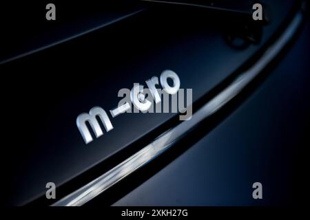 Microlino – Elektroauto-Emblem Stockfoto