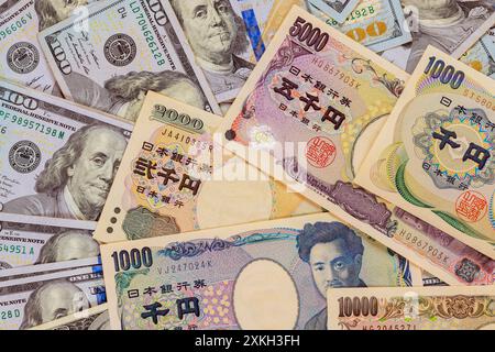 Wenn es in Japan zu einer Inflation kommt, wird den Sparern geraten, US-Dollar zu kaufen, um zu investieren Stockfoto
