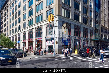 NYC Chinatown: 139 Centre Street ist die nordöstliche Hälfte eines achtstöckigen Loft-Gebäudes, das von Schwartz & Gross entworfen wurde und 1911 errichtet wurde. Stockfoto