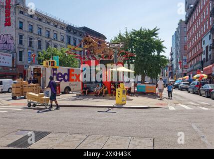 NYC Chinatown: Der Chinatown Information Kiosk befindet sich auf der dreieckigen Verkehrsinsel/plaza, wo sich Canal, Walker und Baxter Street kreuzen. Stockfoto