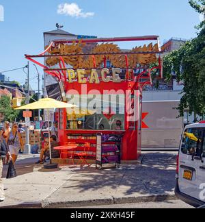 NYC Chinatown: Der Chinatown Information Kiosk befindet sich auf der dreieckigen Verkehrsinsel/plaza, wo sich Canal, Walker und Baxter Street kreuzen. Stockfoto