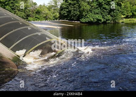 Landy Wasserkraftwerk Archimedes Doppelschneckenturbinen auf dem Dart Wehr bei Totnes, South Devon, der Gezeitengrenze des Flusses. Stockfoto