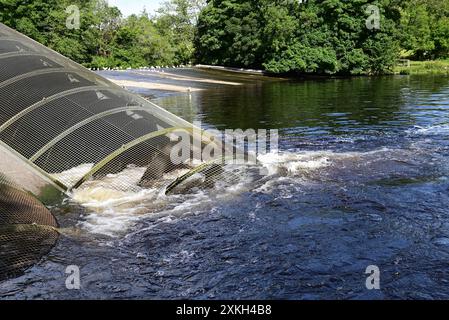 Landy Wasserkraftwerk Archimedes Doppelschneckenturbinen auf dem Dart Wehr bei Totnes, South Devon, der Gezeitengrenze des Flusses. Stockfoto